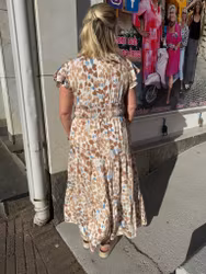 Maxiklänning i cremevitt med bruna/blå blommor
