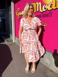 Midiklänning i cremevitt med rosa blommor