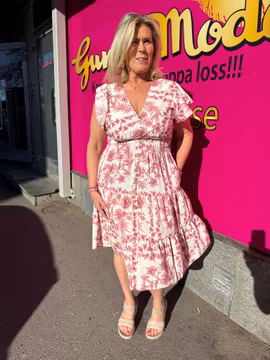 Midiklänning i cremevitt med rosa blommor