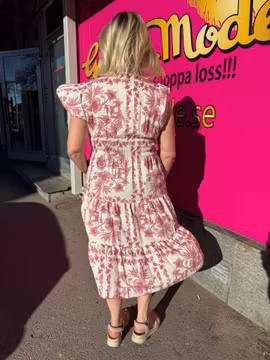 Midiklänning i cremevitt med rosa blommor