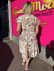 Midiklänning i cremevitt med beige blommor