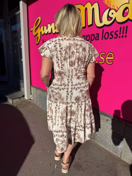 Midiklänning i cremevitt med beige blommor