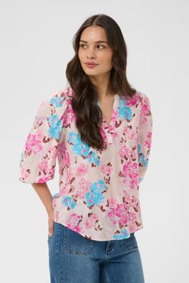 Beige blus med rosa och blå blommor
