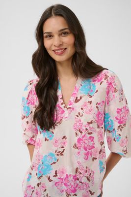Beige blus med rosa och blå blommor