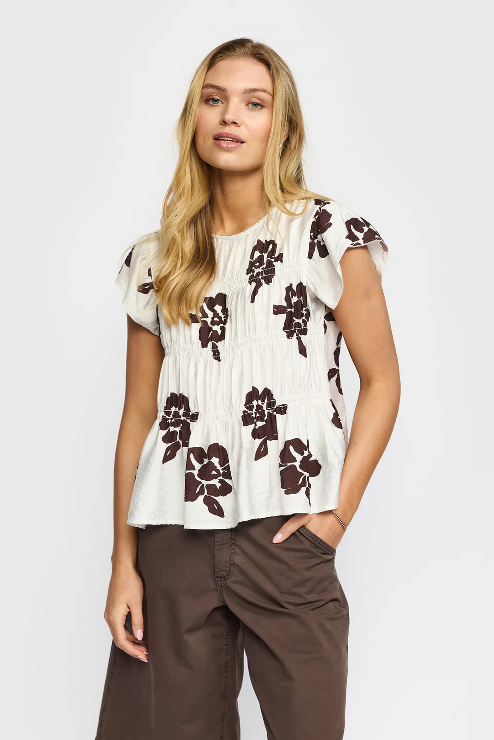 Gina vit blus med bruna blommor