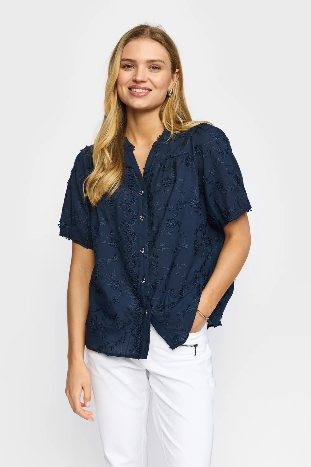Cana marinblå blus i strukturerat blommigt tyg