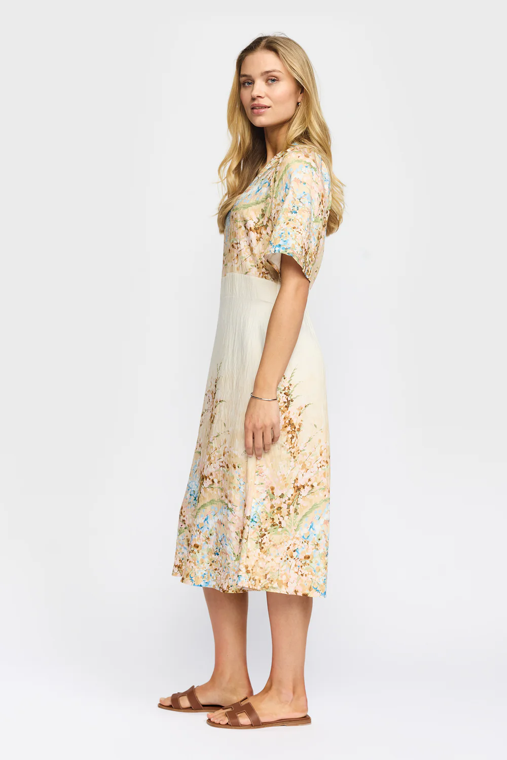 Hedda sandfärgad klänning med blommor