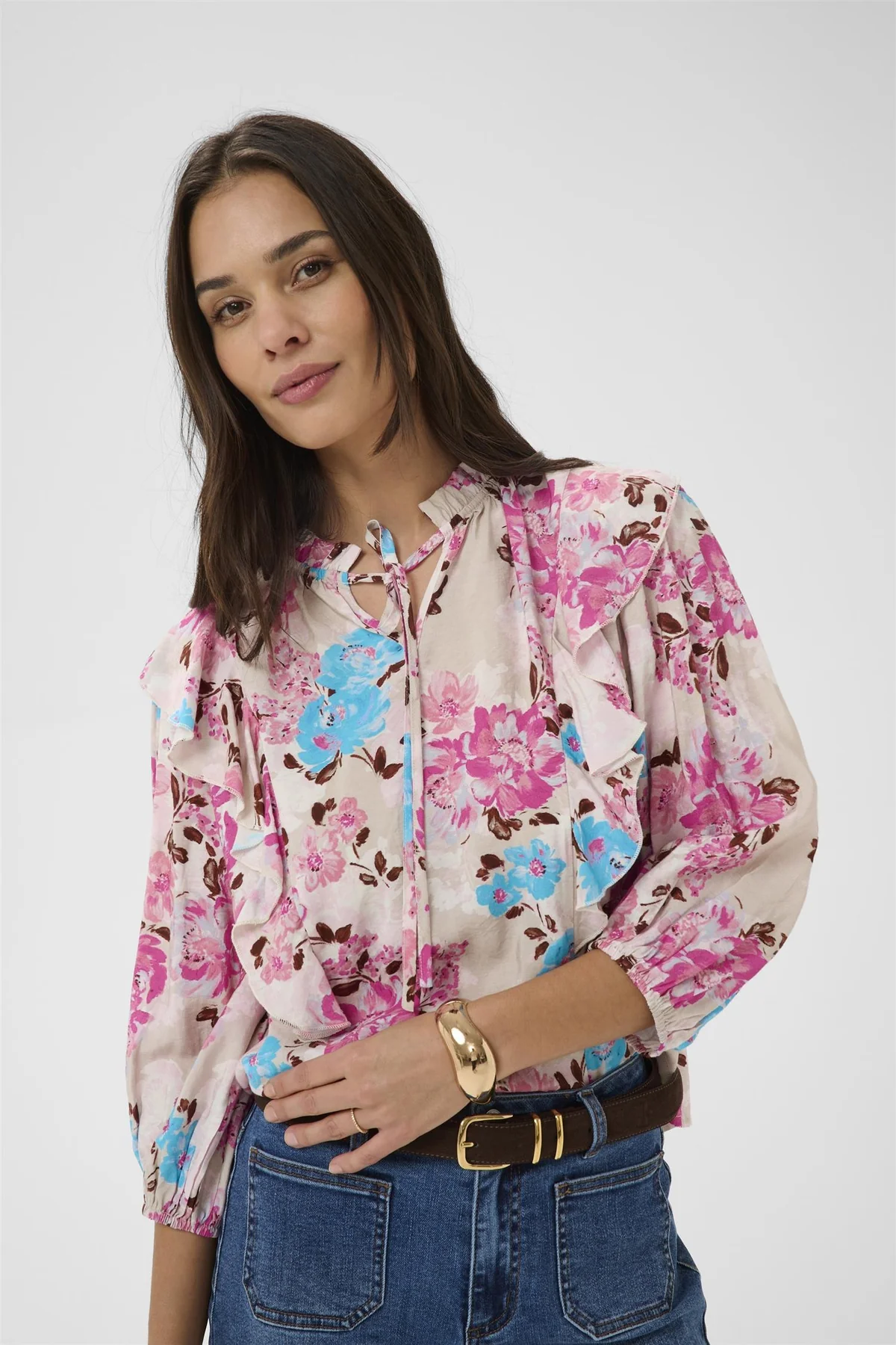 Beige blus med rosa och blå blommor