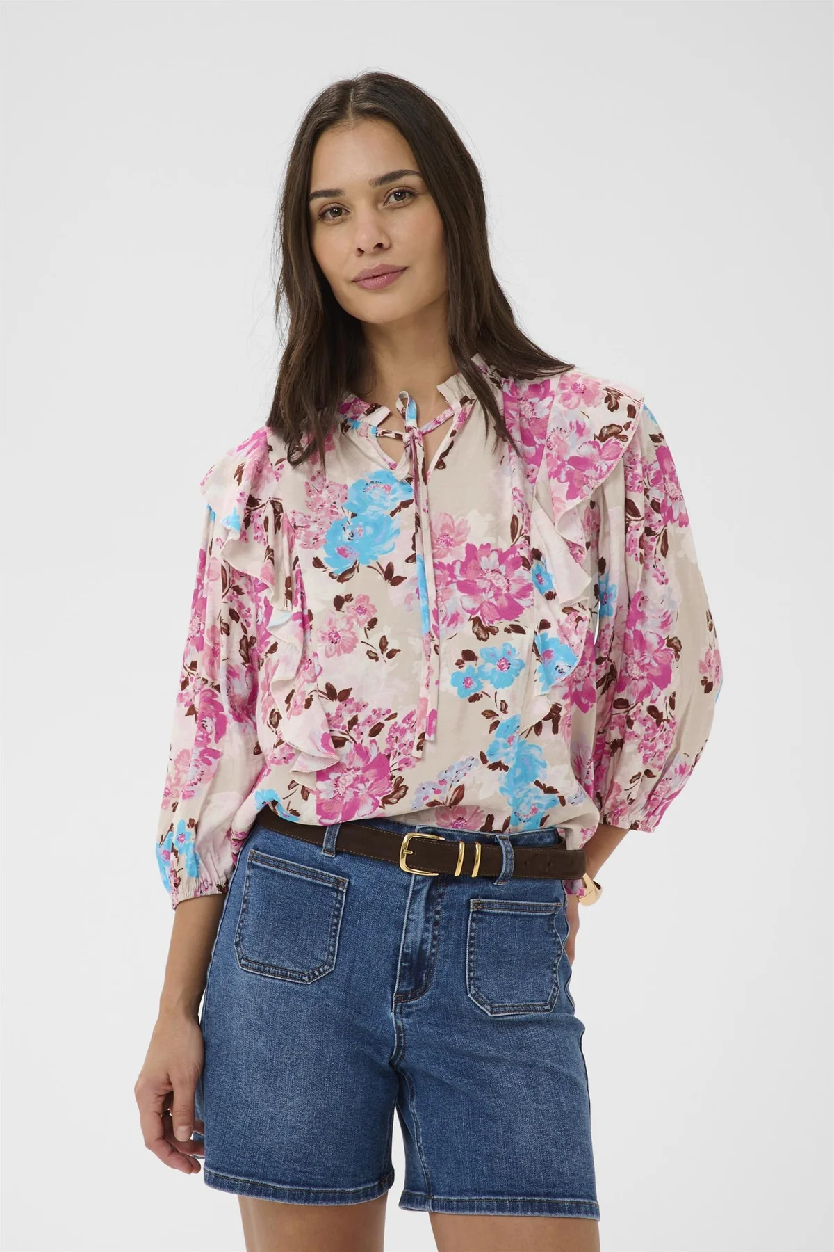 Beige blus med rosa och blå blommor