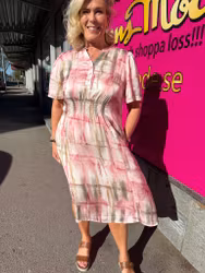 LAILA Rosa och grön mönstrad klänning