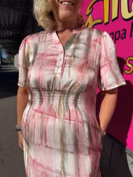 LAILA Rosa och grön mönstrad klänning
