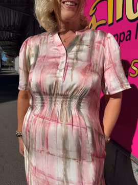 LAILA Rosa och grön mönstrad klänning