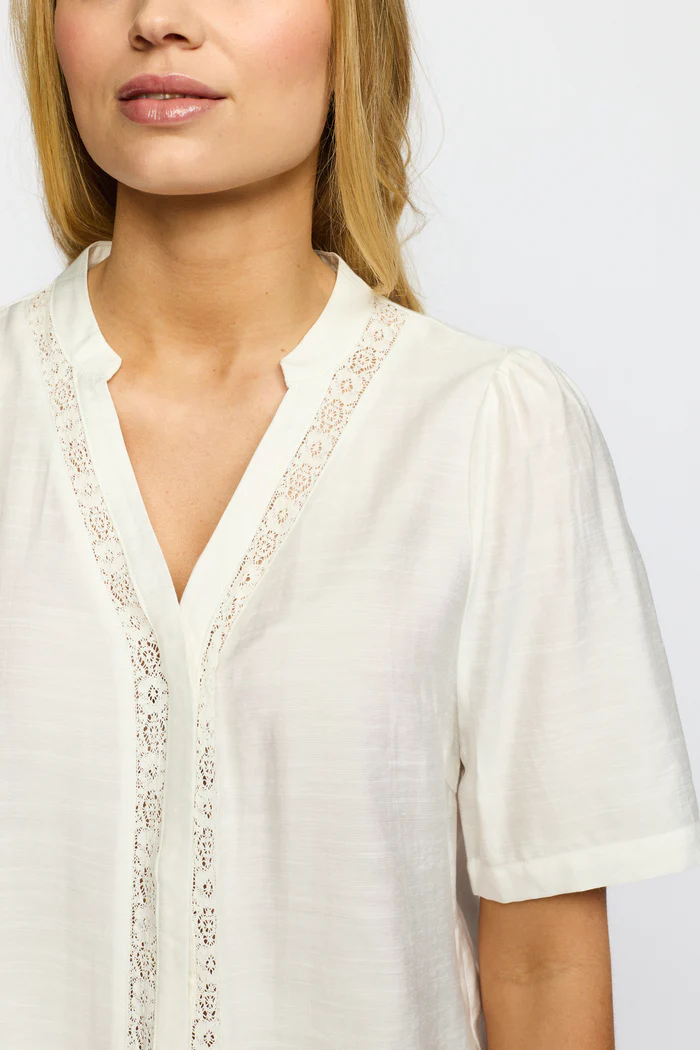 DANA vit blus med spetsdetaljer
