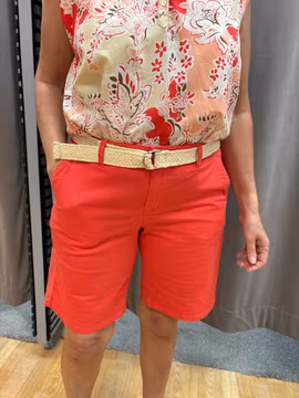 Vallmoröda shorts med bälte