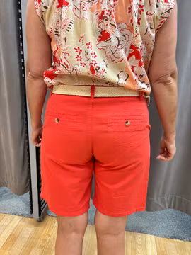 Vallmoröda shorts med bälte