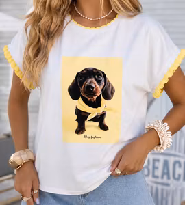 T-shirt med gult tax-tryck och volangdetaljer