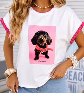 T-shirt med cerise tax-tryck och volangdetaljer