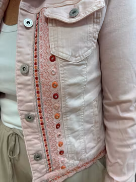 Rosa jeansjacka med broderier och paljetter