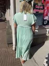 KAMPANJ - Turkos klänning med guld detaljer - ord. pris 999 kr