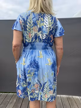 Blå klänning med blommor och guld
