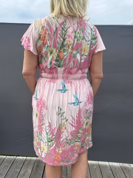 Rosa klänning med blommor och guld