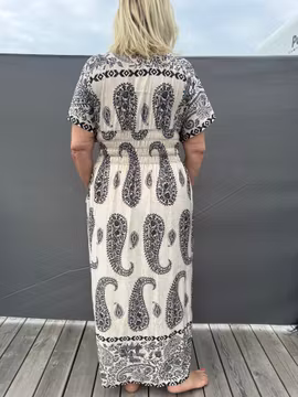 Långklänning med marinblått mönster
