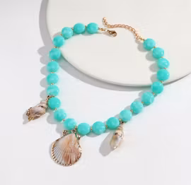 Turkos halsband med snäckskal
