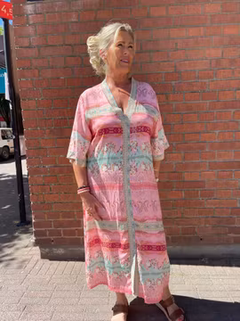 Rosa mönstrad kaftanklänning