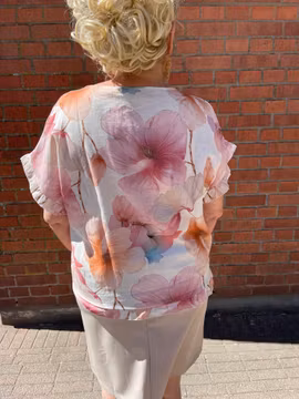 Blommig blus med volangärm