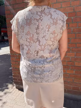 Taupefärgad spetstopp med holkärm