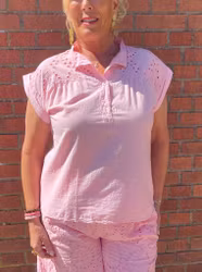 Rosa blus med hålbrodyr