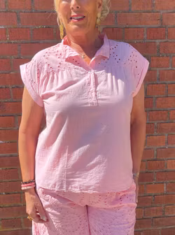 Rosa blus med hålbrodyr