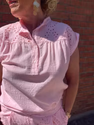 Rosa blus med hålbrodyr