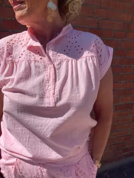 Rosa blus med hålbrodyr