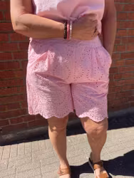 Rosa shorts med hålbrodyr