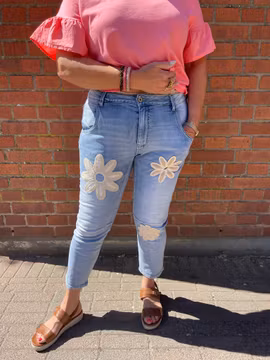 Jeans med broderade blommor