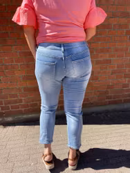 Jeans med broderade blommor