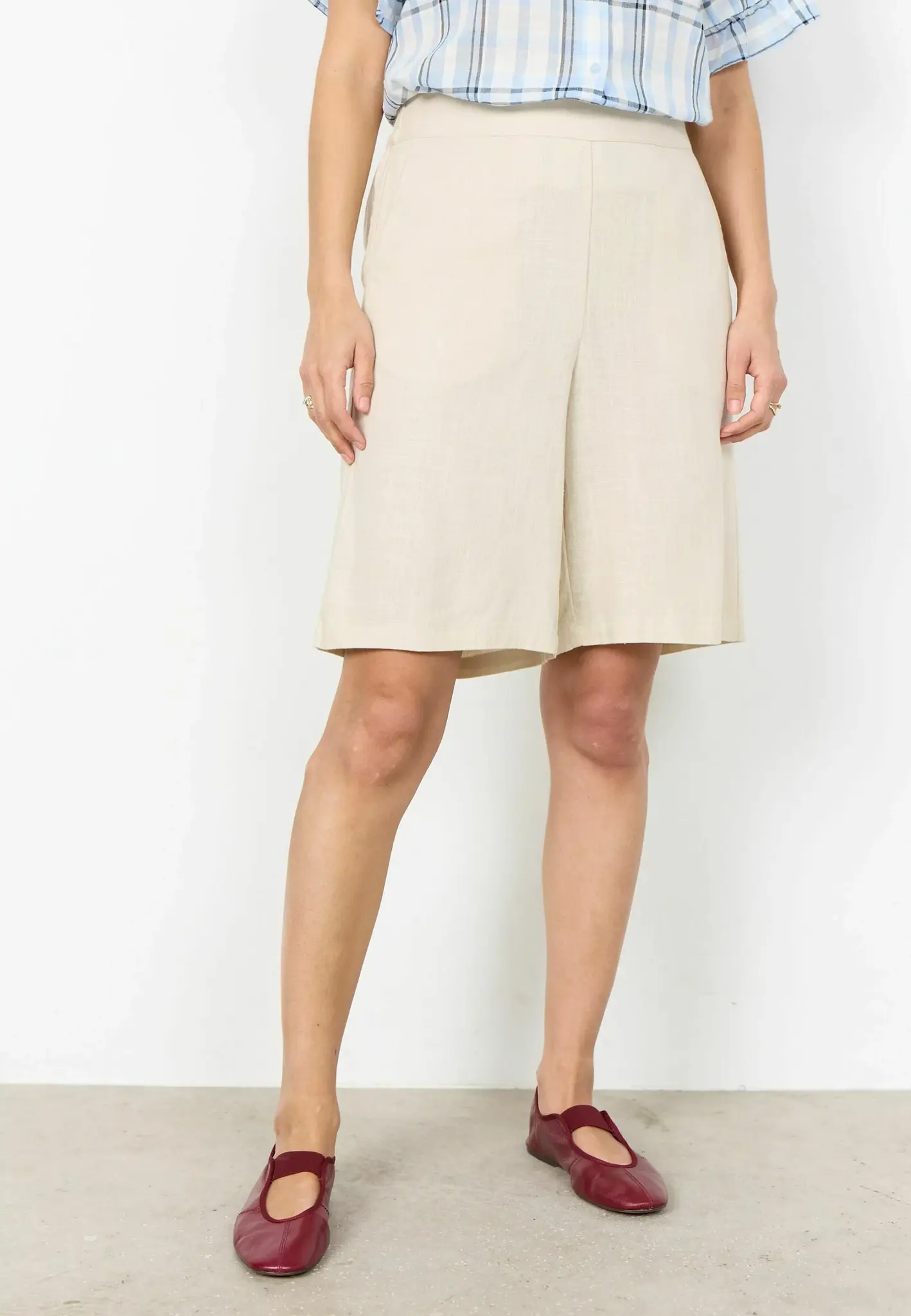Beige linneshorts med resår baktill