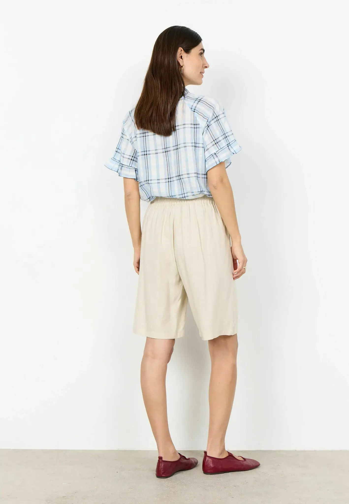 Beige linneshorts med resår baktill