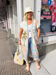 Glittrig kaftan Bonjour med tropiskt mönster