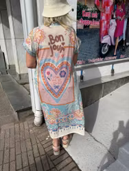 Glittrig kaftan Bonjour med tropiskt mönster