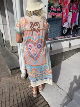 Glittrig kaftan Bonjour med tropiskt mönster