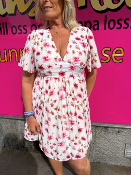 Kort vit klänning med rosa blommor