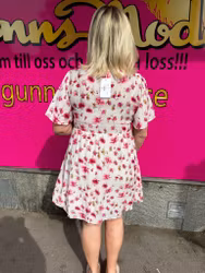 Kort vit klänning med ceriserosa blommor
