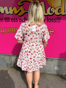 Kort vit klänning med rosa blommor
