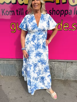 Vit maxiklänning med blå blommor