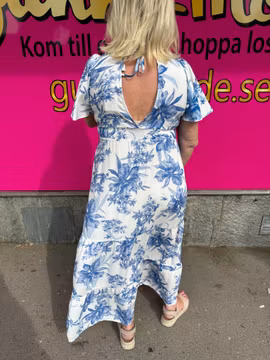 Vit maxiklänning med blå blommor