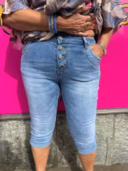 Ljusblå capri jeans med hjärtknappar