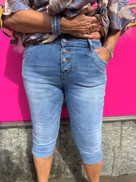 Ljusblå capri jeans med hjärtknappar