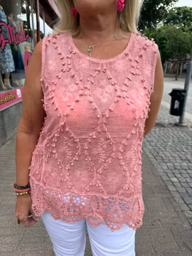 Rosa linne med blommor och spets